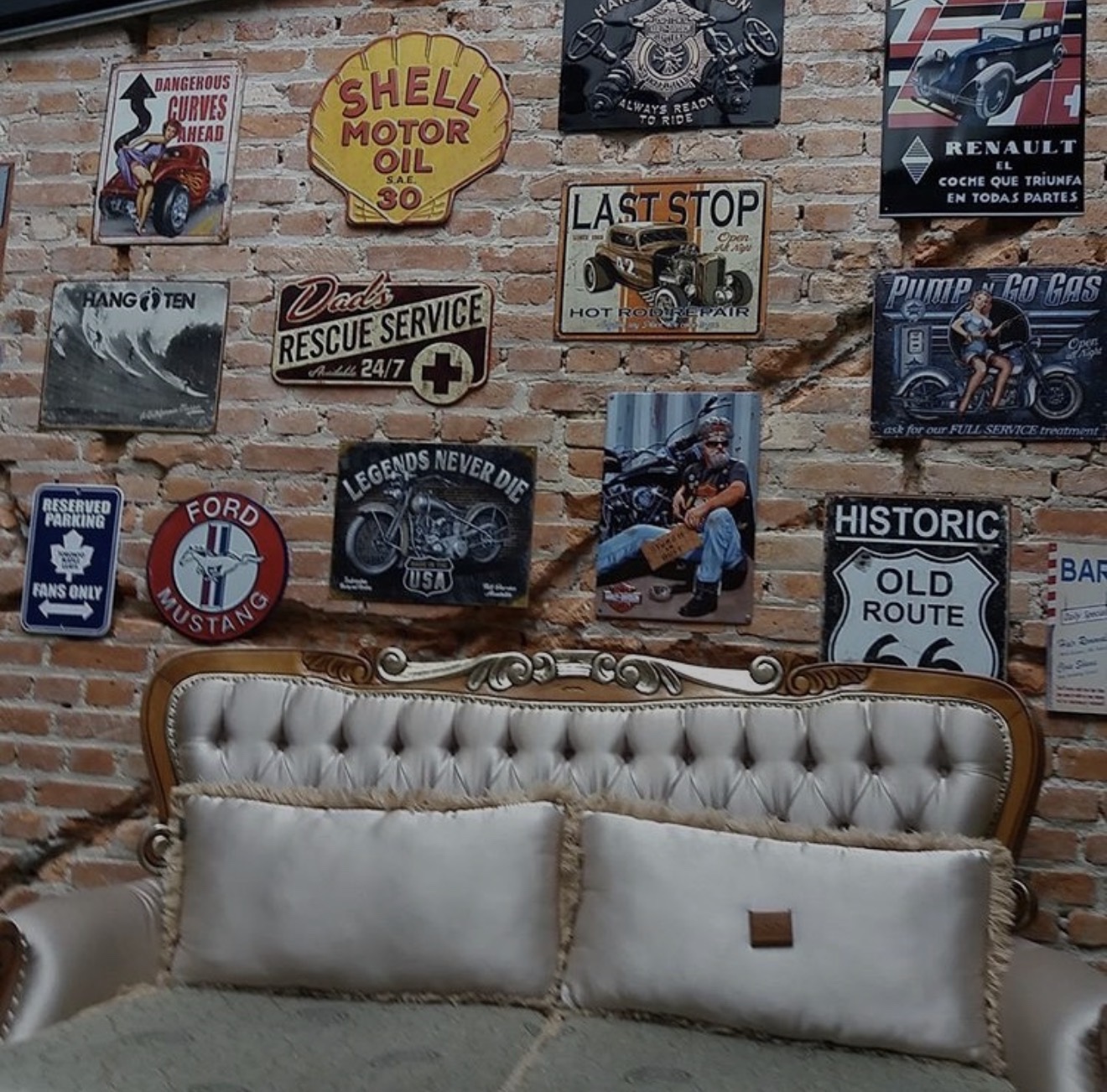 Sofá clássico e parede de placas da Barbearia Comendador